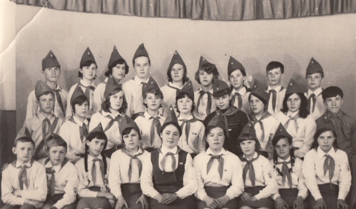 15 1973 год пионерский отряд с пионервожатой Гельд Надеждой Николаевной